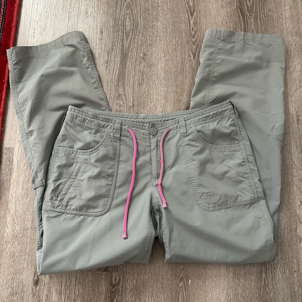 The North Face Green Long short/ court Pants Adj length 5 Pockets +
Stow Pocket - Picture 8 of 10